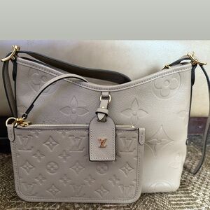 LV CarryAll MM bag comes with dust bag